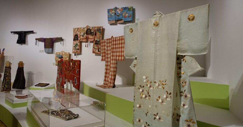 歌舞伎の多くの衣装、小道具が展示されている