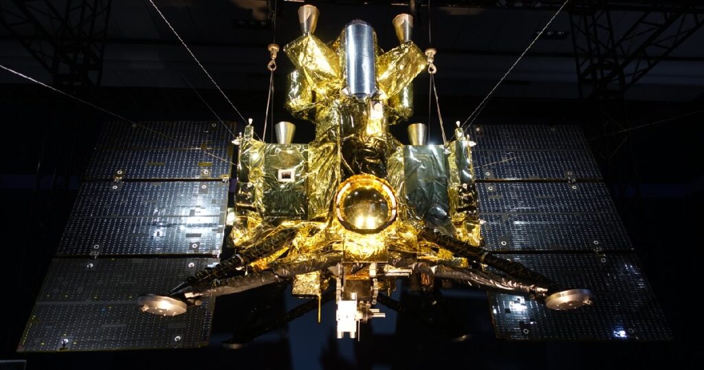 金色に輝く『火星衛星探査計画(MMX)』の探査機1/2模型