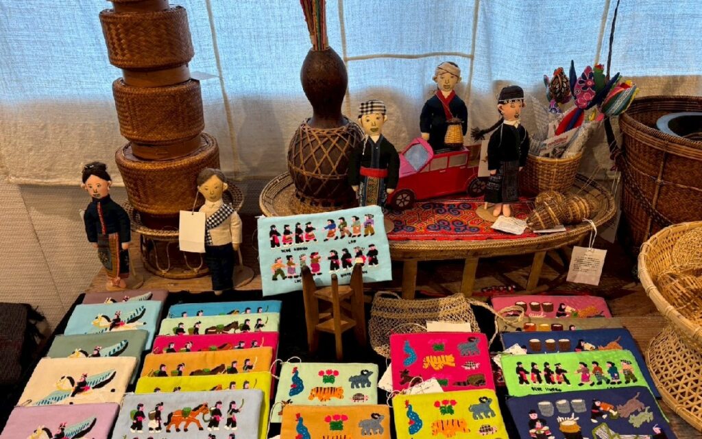 モン族の刺繍の入ったポーチが目立つ
