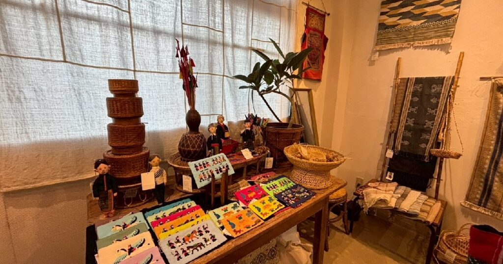 色々な小物が並ぶ展示品