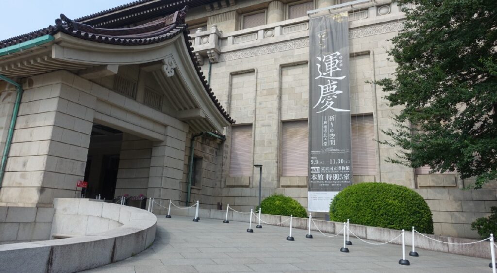 本館への道 ここは緩い坂