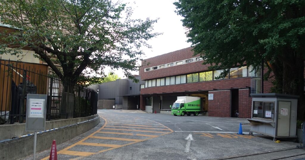 裏手の通用門の様子
