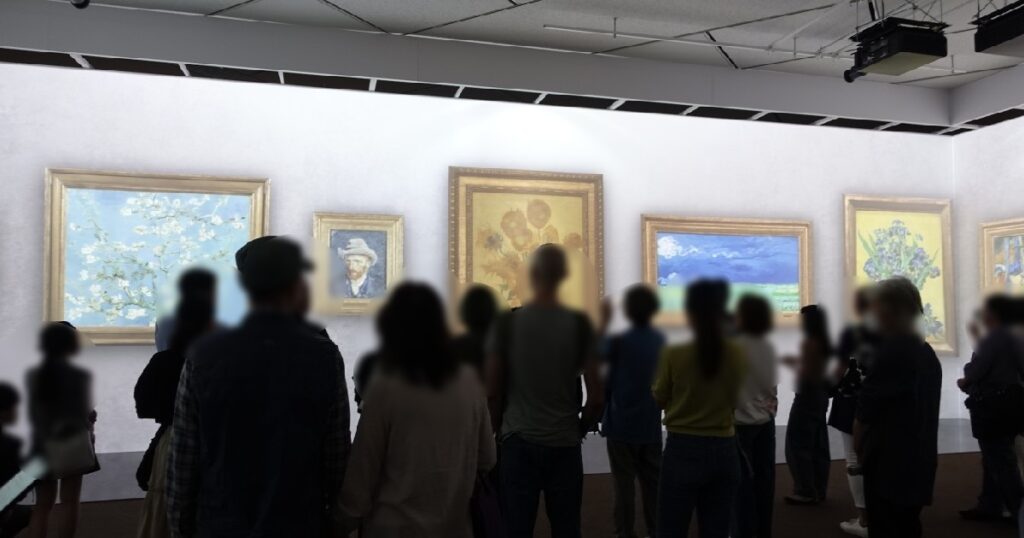 多くの作品に没入する人々