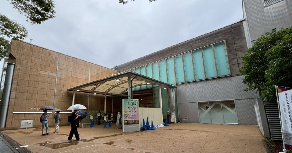 雨模様の美術館の入口の様子