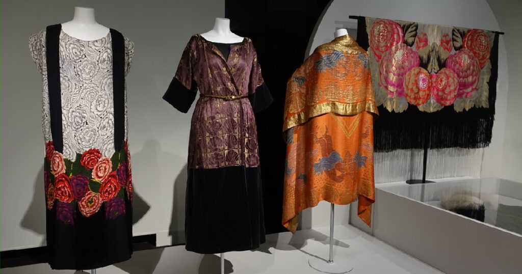 ポール・ポワレの『コード』(中央)と『ケープ』(右)