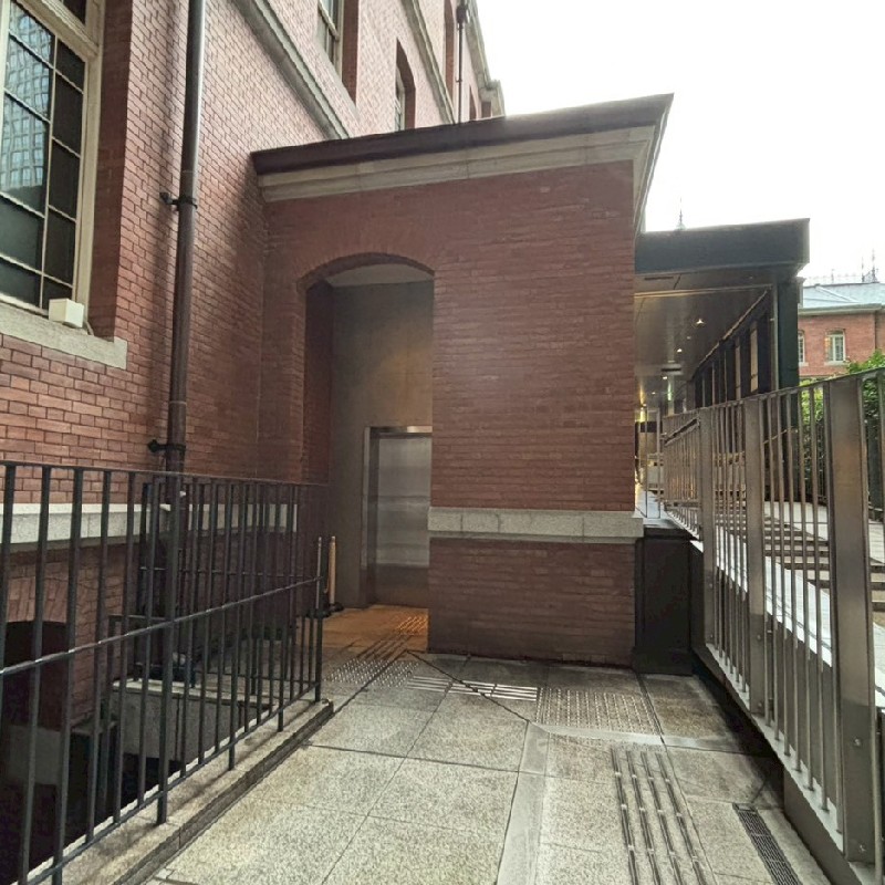 バリアフリー対応入口(段差解消用エレベーター)