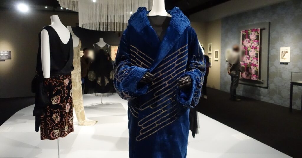 ポール・ポワレの『コート』(中央)