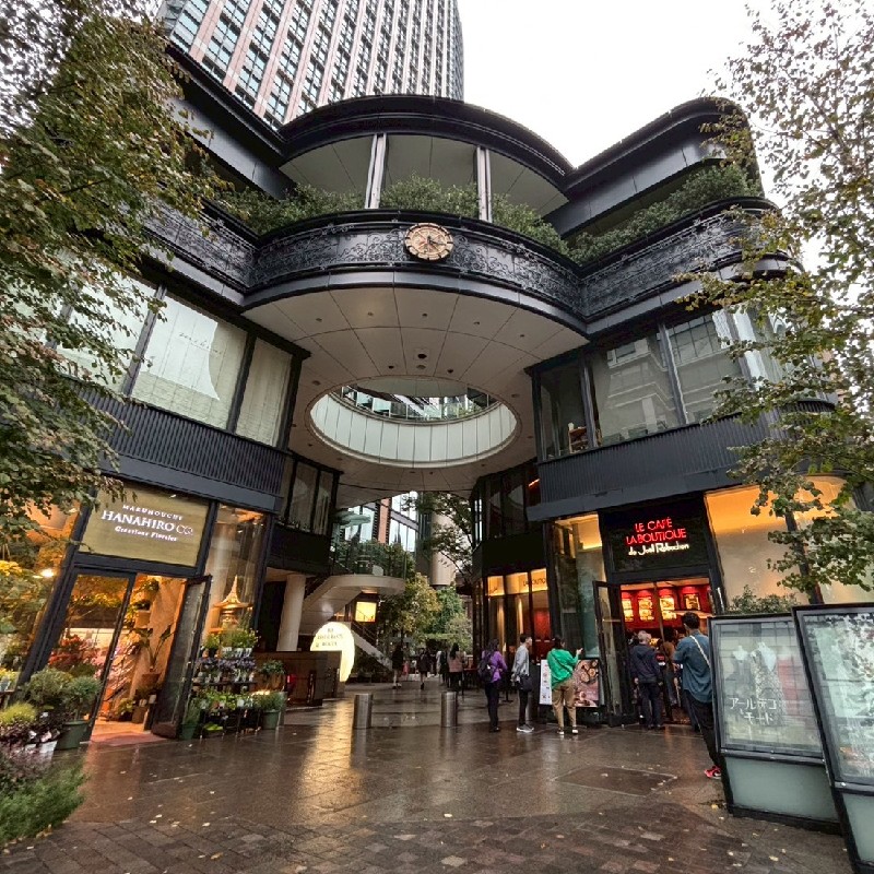 美術館が入る建物の入口