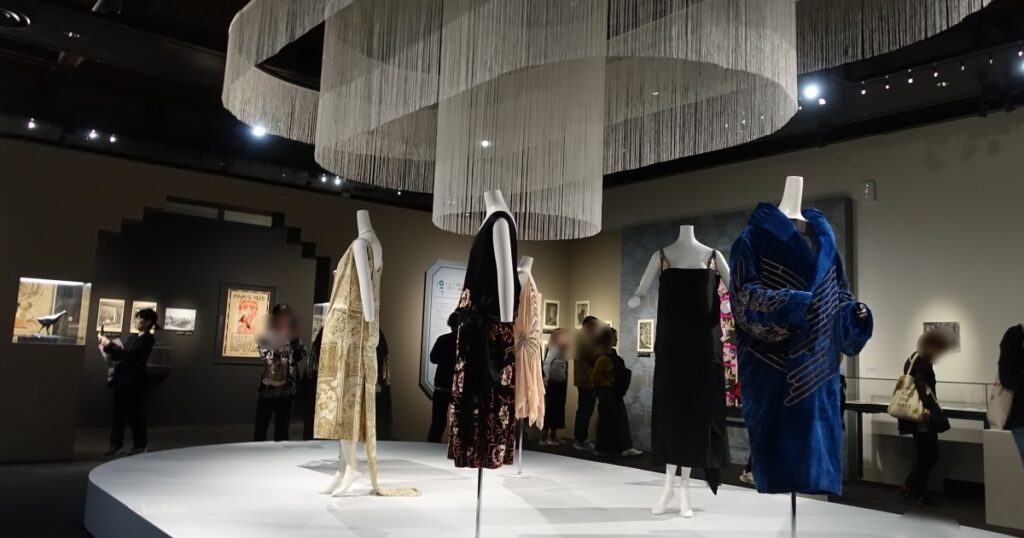 様々なドレスが立ち並ぶ様子