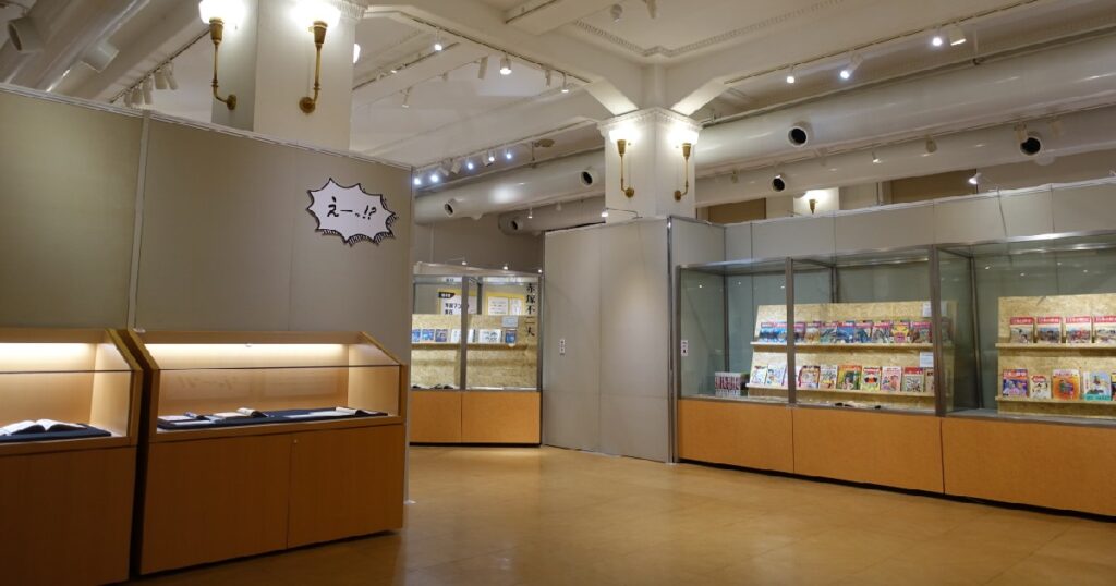 通路幅が広く、車いすでも悠々通れる企画展示室の様子