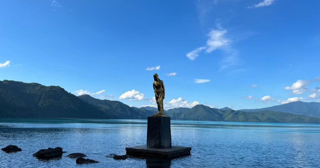 クニマスの故郷　秋田県田沢湖の『たつこ像』