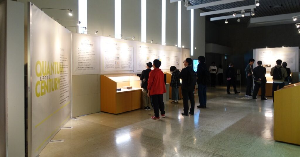 説明に見入る人々　通路幅は車いすでも通れる