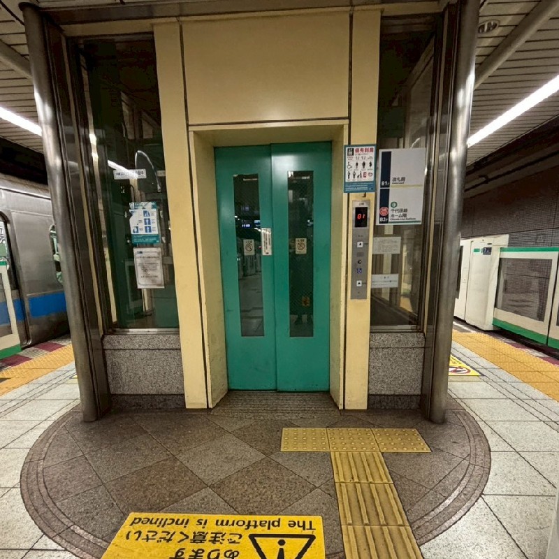 ホーム中央付近にあるエレベーター