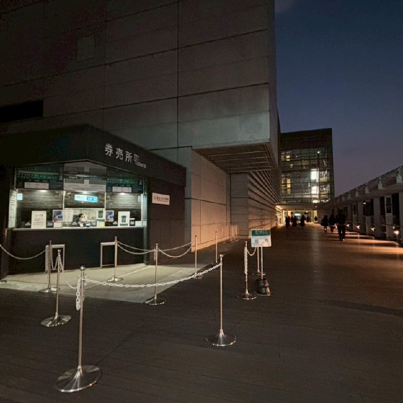 エレベーターを降りたら券売所がある