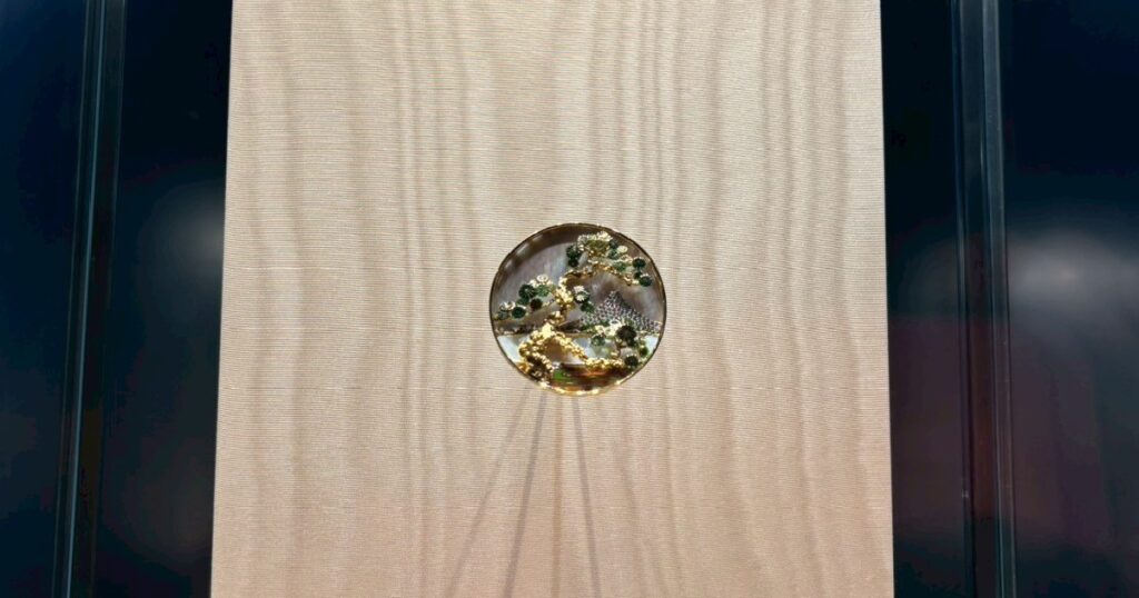 ゴールド、マザーオブパール、ポリクロームエナメル、ダイヤモンド (1972年)