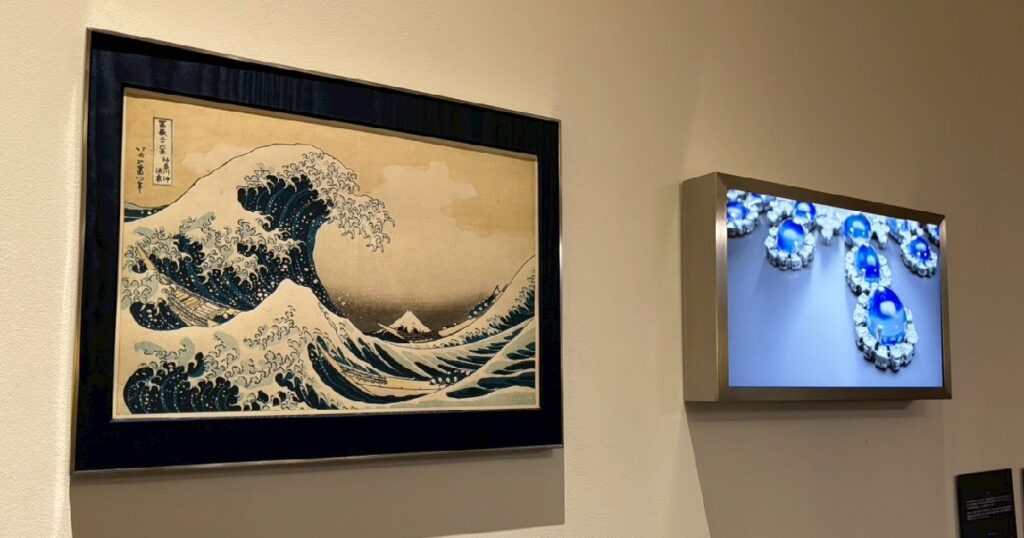 《富嶽三十六景 神奈川沖浪裏》がサファイアのジュエリーの中に並ぶ！