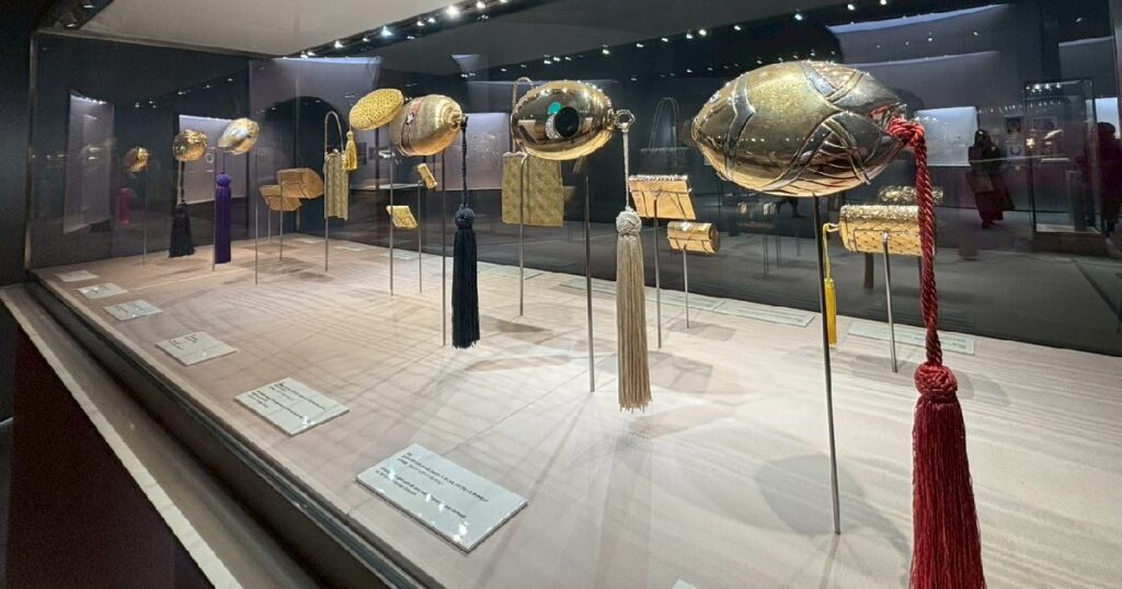 いくつも並ぶ黄金のイブニングバッグ