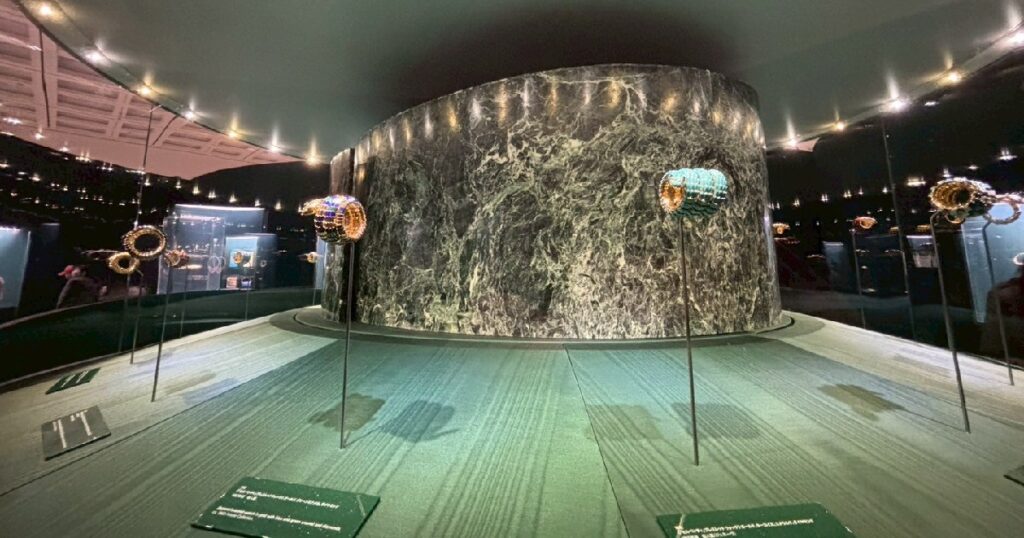 ヘビのブレスレットウォッチが一周グルっと並ぶ