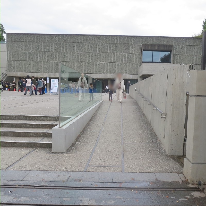 美術館入口のスロープ