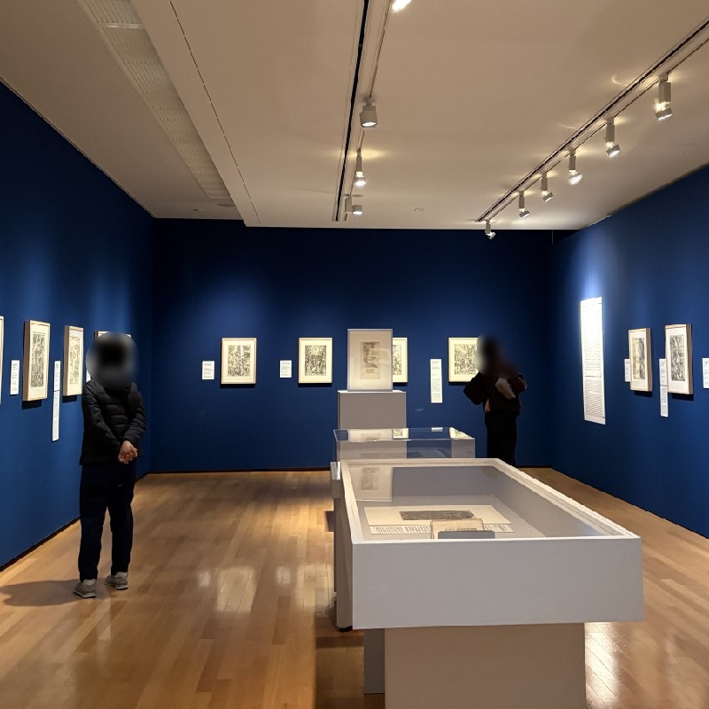 黒線で描かれた木版画が並ぶ