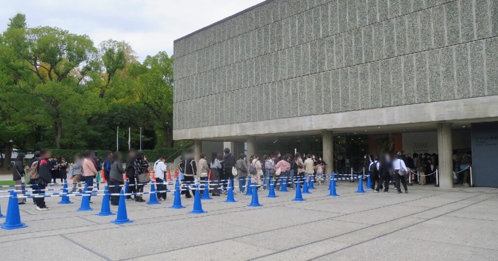 チケット売り場に並ぶ行列