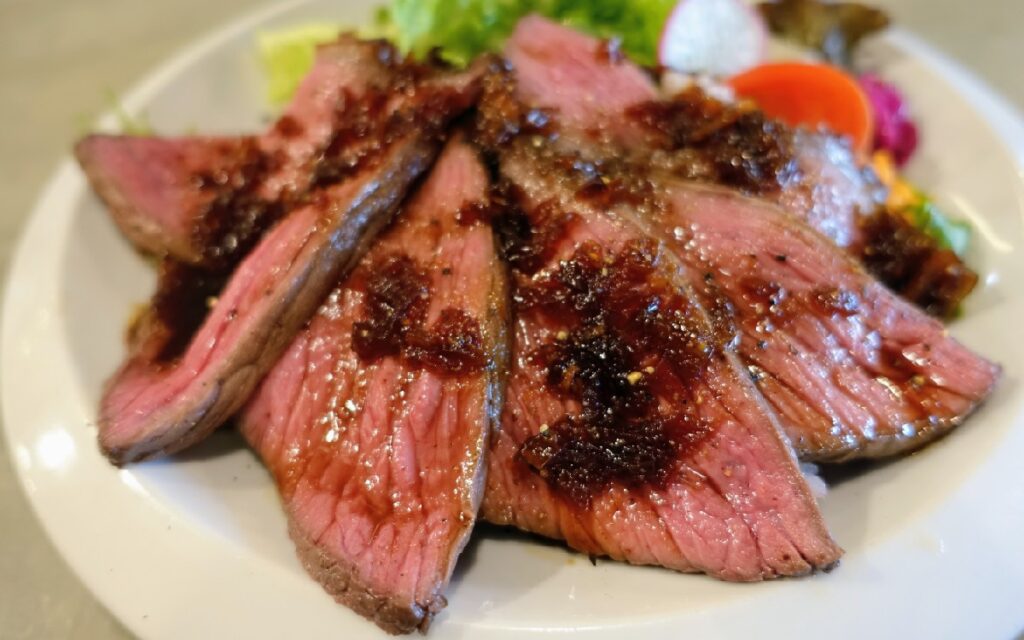 《牛イチボのローストビーフプレート》
スープ、サラダ、ライス付き 1,870円