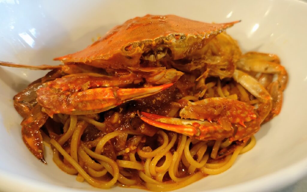 《ワタリガニのトマトパスタ》　スープ、サラダ付き 1,980円
カニ味噌たっぷり！