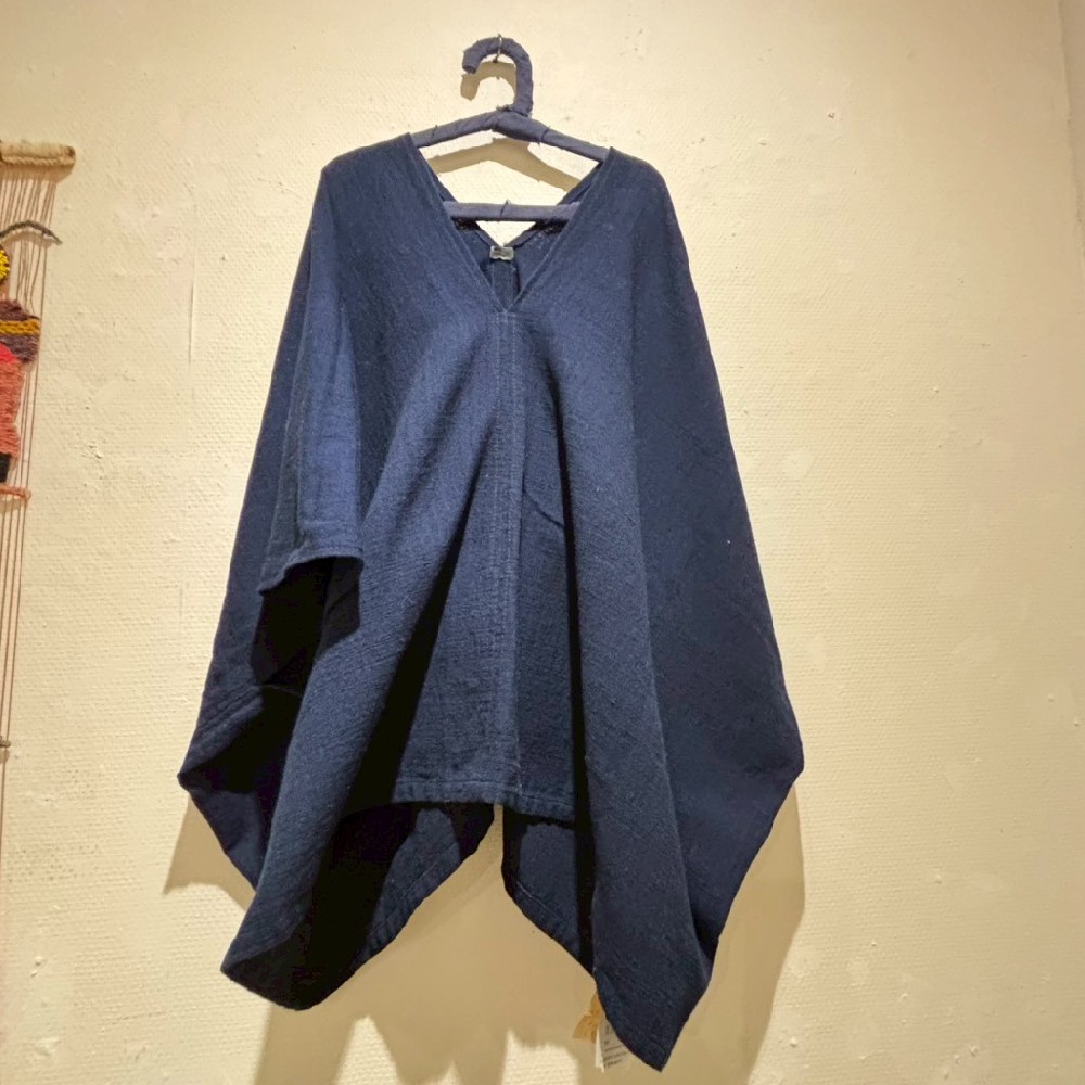 レンテン族の藍染めの布を使った貫頭衣①