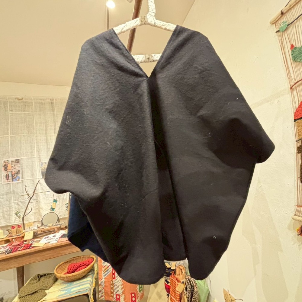 レンテン族の藍染めの布を使った貫頭衣②