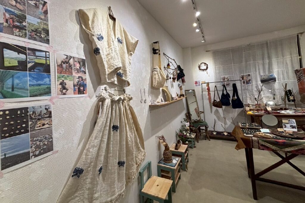 壁には昨年夏のラオス訪問時の写真も並ぶ