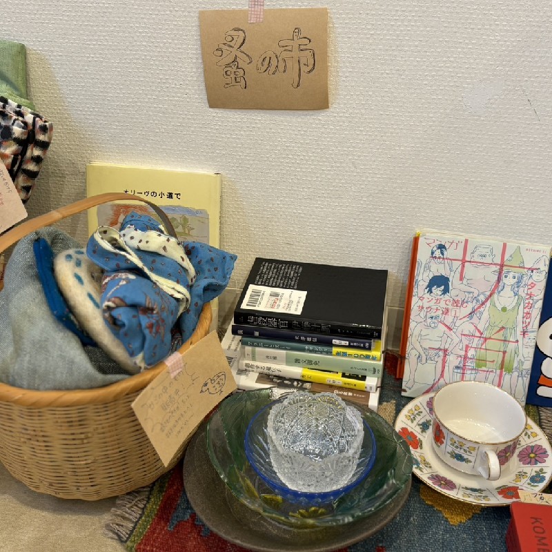 蚤の市の様子　布やコップ