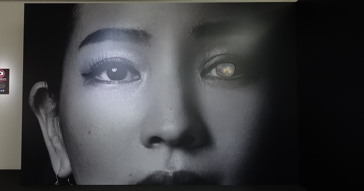 会場入口のヨシダナギの大きな写真