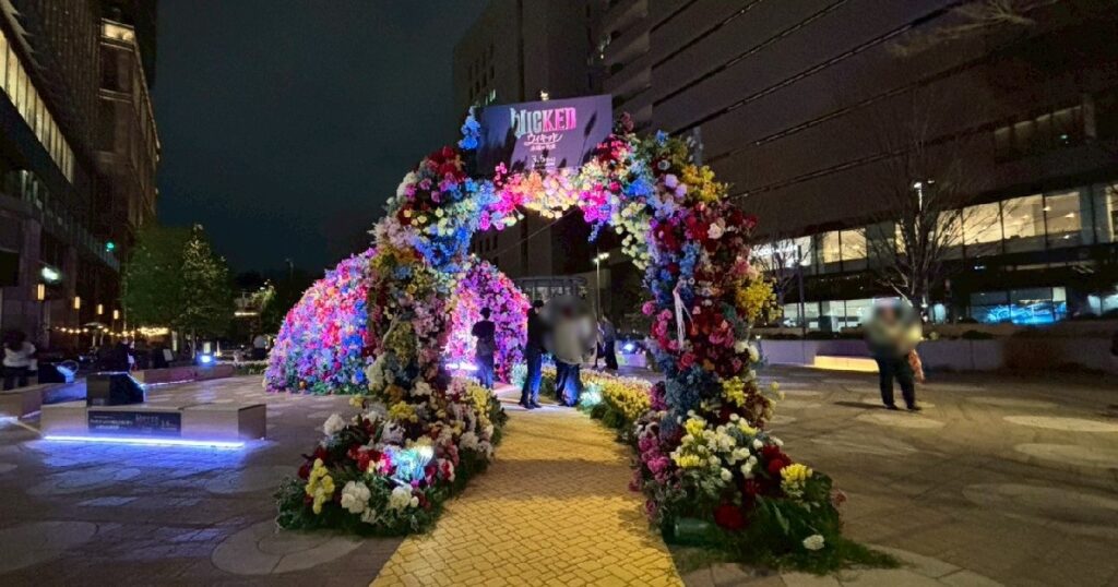 『黄色いレンガの道』を進むと大きなフラワードームが！