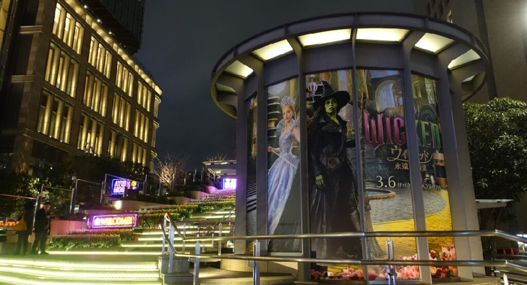 大階段も黄色にライトアップされた様子