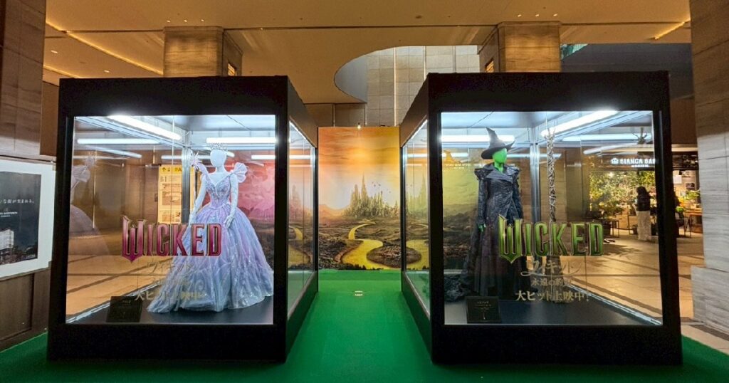 完全再現された『グリンダ』と『エルファバ』の衣装が並ぶ