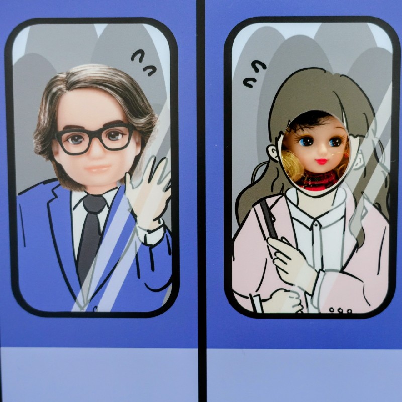 『ご当地顔はめPHOTO』表側 満員電車に揺られるリカちゃん