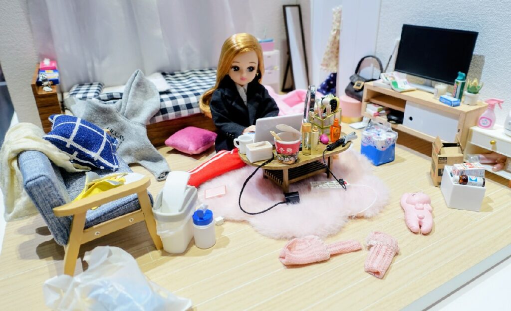 散らかった部屋 カップ麺にも注目