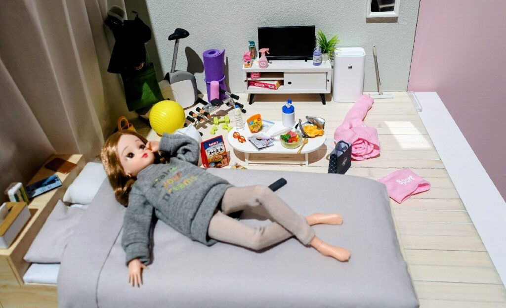 リカちゃんの部屋 ゴキブリ殺虫剤、テレビ台に常備