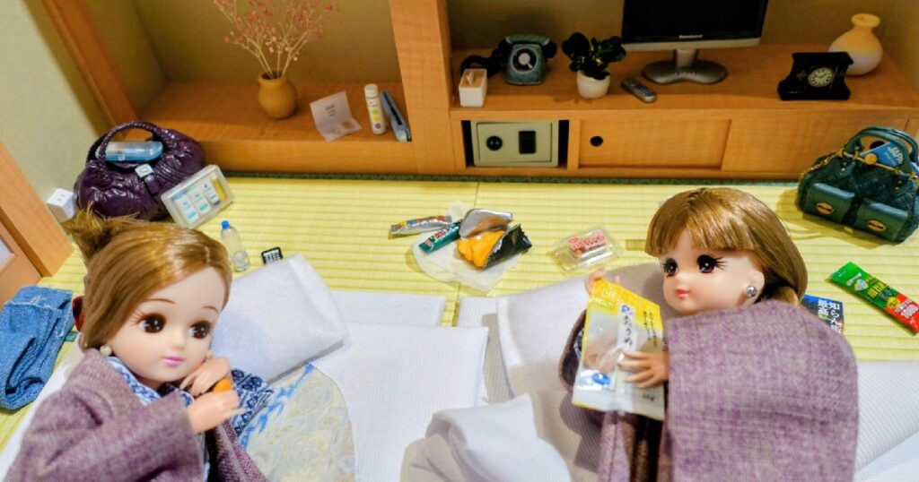 ポテトチップスの下に敷かれたティッシュ