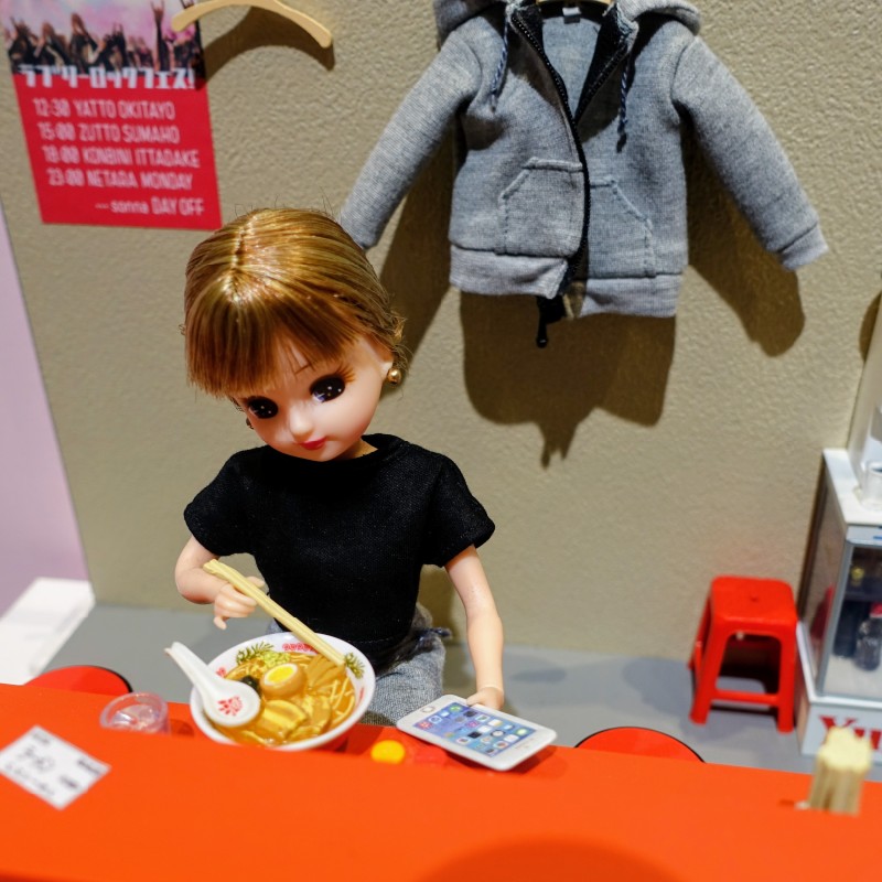 『OFFリカちゃん』 深夜にラーメン…このギャップがたまらない