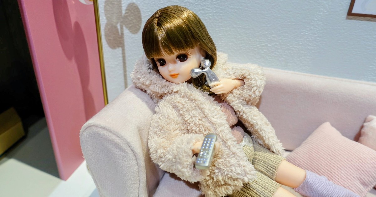 美顔ローラー中のリカちゃん