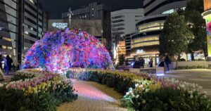 チューリップに囲まれた『黄色いレンガ道』とフラワードーム