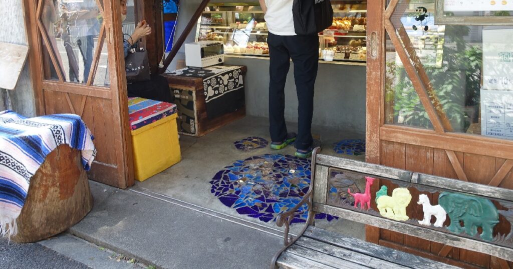 お店の入口　少し段差はある