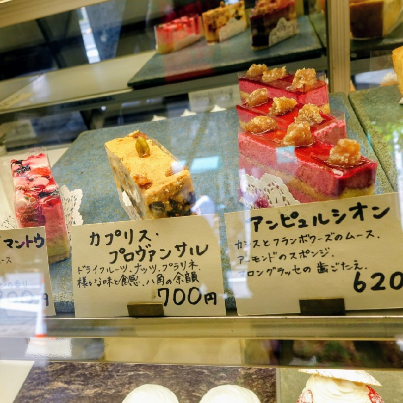 ショーケース内のケーキたち１