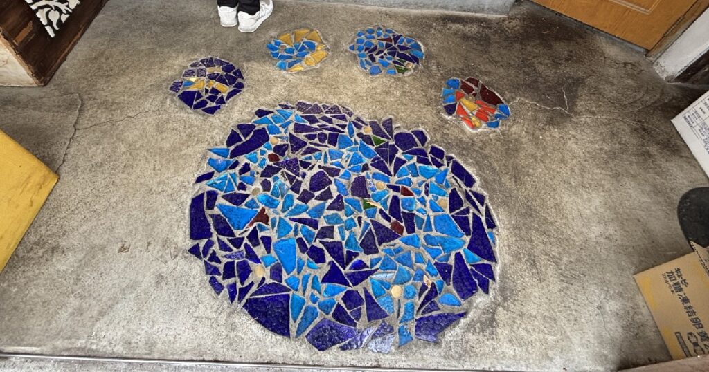 大きな「肉球」がお出迎え！