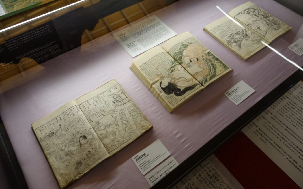 左　北尾重政『謡曲色番組』1781年、中央　葛飾北斎『喜能会之故真通 下』1814年、右　勝川春潮『艷本千夜多女志』1786年