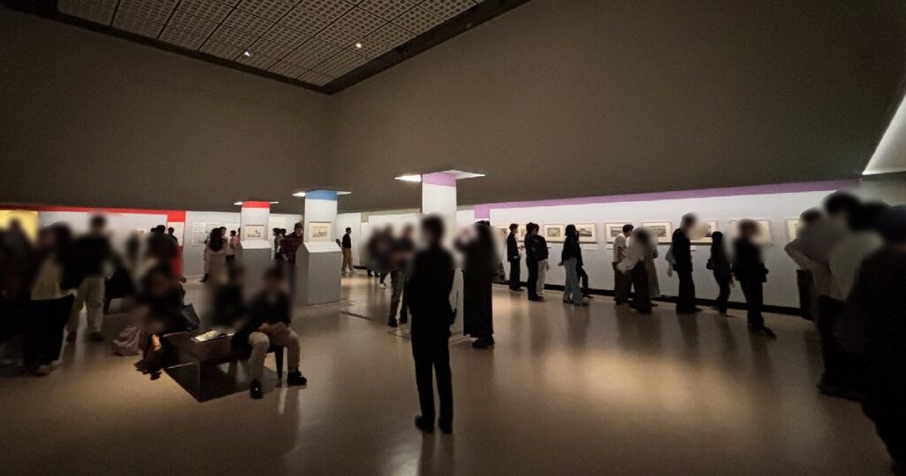 17時28分頃の会場の様子　作品保護のため薄暗い　適度な混み具合