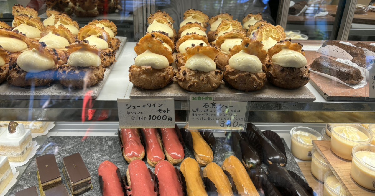 ショーケースに並ぶケース