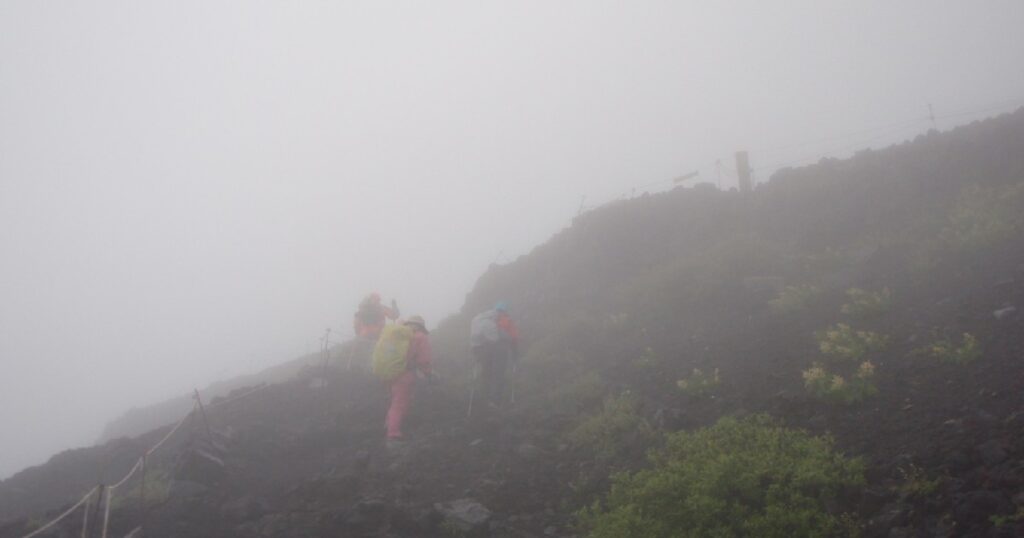 2012年夏　悪天候の中の富士登山の様子