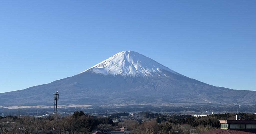 御殿場アウトレットなら眺めた快晴の富士山　2025年12月撮影
